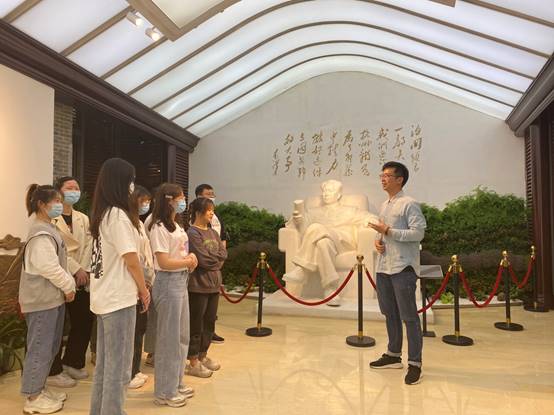 说明: E:\永利集团3044am重要获奖\照片素材\2、“法学+宪法”\五四宪法讲解.jpg