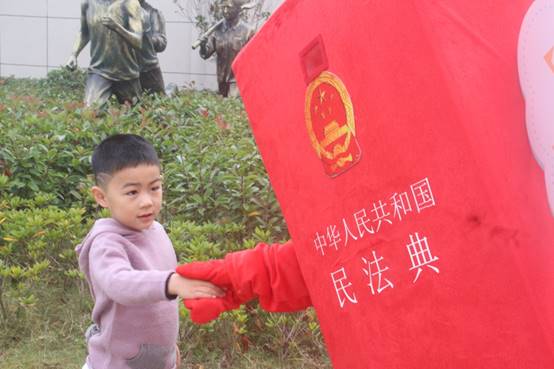 说明: E:\永利集团3044am重要获奖\照片素材\1、“保驾护航”普法宣传照片\2020年11月赴钱塘新区少年宫开展普法志愿服务活动现场.jpg